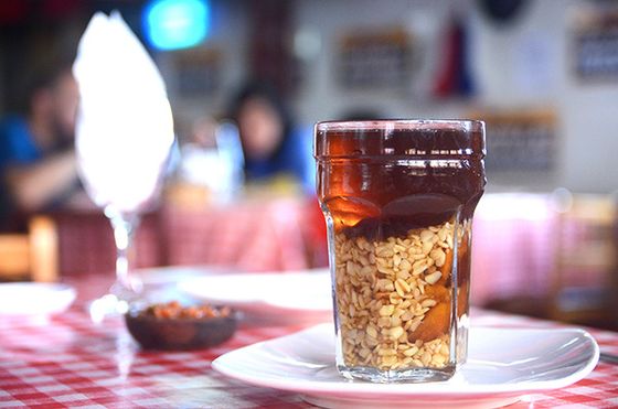 Vaso alto con una bebida tradicional servido en la mesa del restaurant.