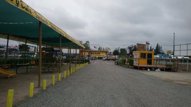 Estacionamiento del local, con demarcación amarilla.