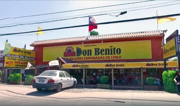 Frontis completo del local, con la señalética amarilla a lo largo de la fachada.