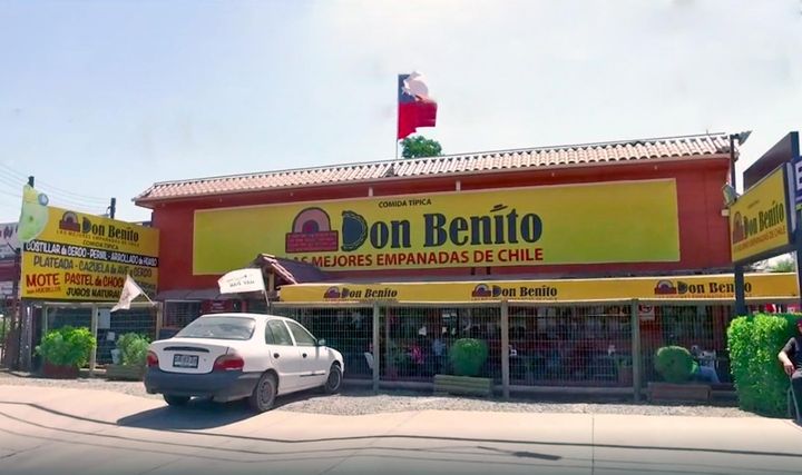 Fachada amarilla del restaurant Don Benito Casa Matriz en Camino Lonquén, Calera de Tango.