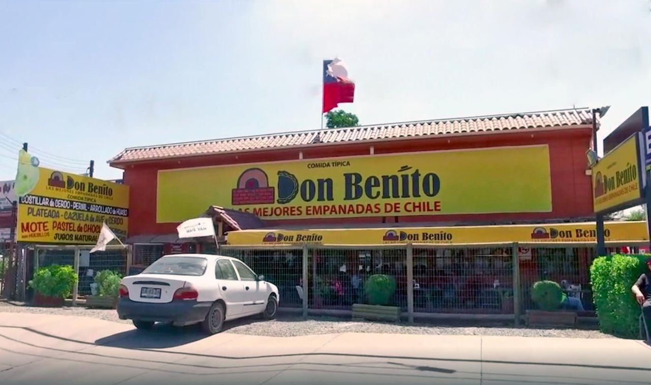 Fachada amarilla del restaurant Don Benito Casa Matriz en Camino Lonquén, Calera de Tango.