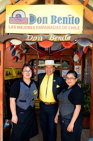 Parte del equipo de atención de Don Benito en la entrada del local.