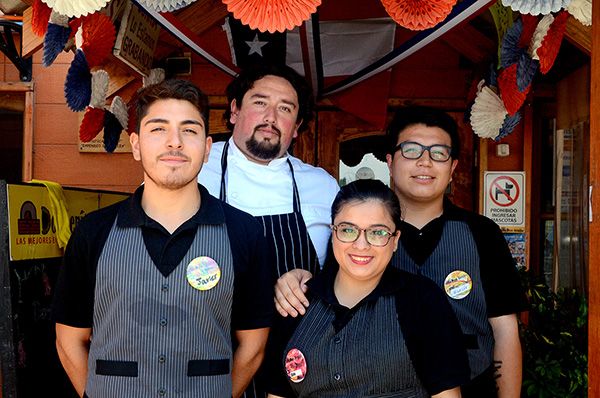 Parte del equipo de cocina y atención de Don Benito, en el salón decorado.