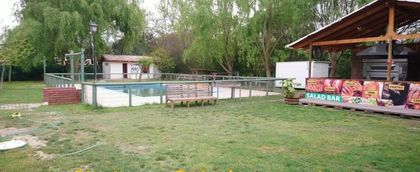 Piscina y quincho exterior en el sector de áreas verdes.