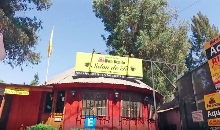 Fachada roja del Salón de Té Don Benito, con su letrero amarillo sobre Camino Lonquén Norte.