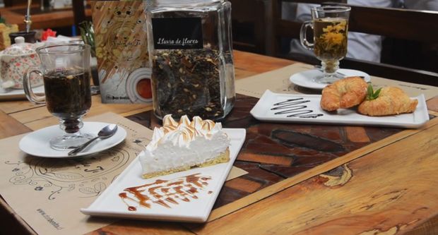 Mesa servida en el Salón de Té, con postres y bebidas calientes.
