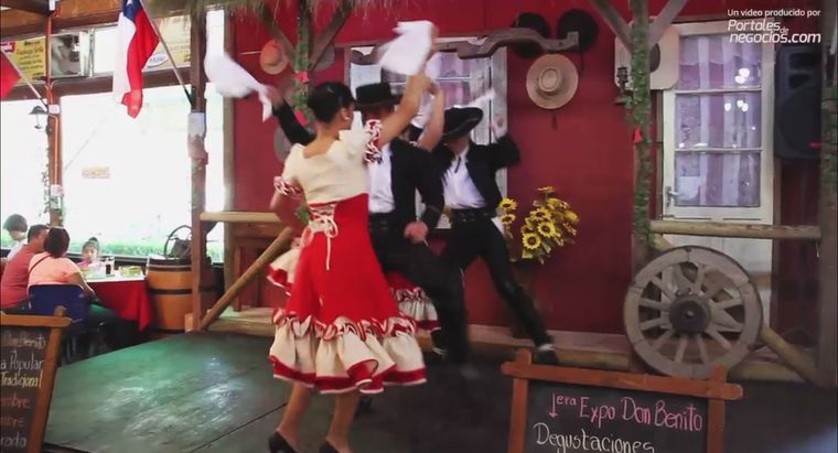 Presentación de baile tradicional chileno en el salón del restaurant.