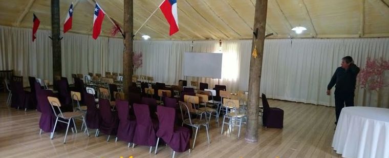 Salón para seminarios con sillas dispuestas en filas.